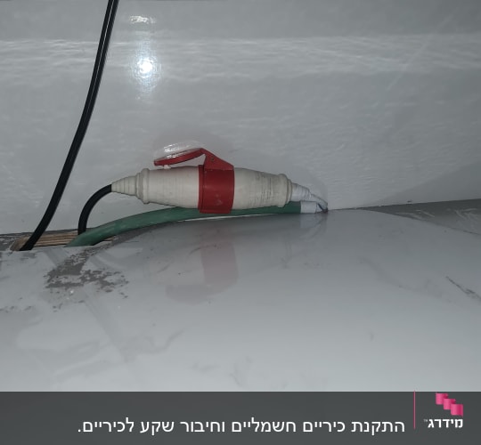 כלי עבודה חשמלי עם חוטים על משטח לבן